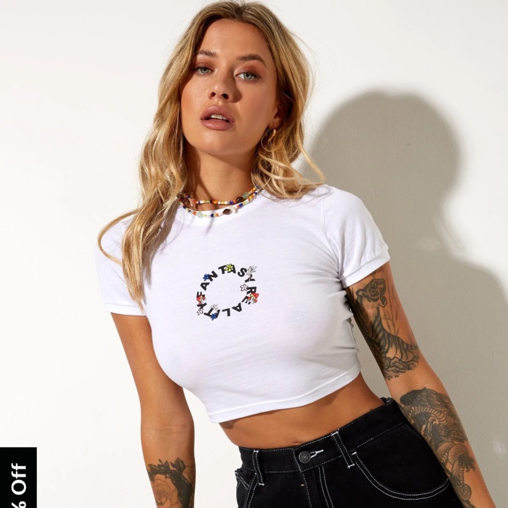 White cropped graphic tee xs